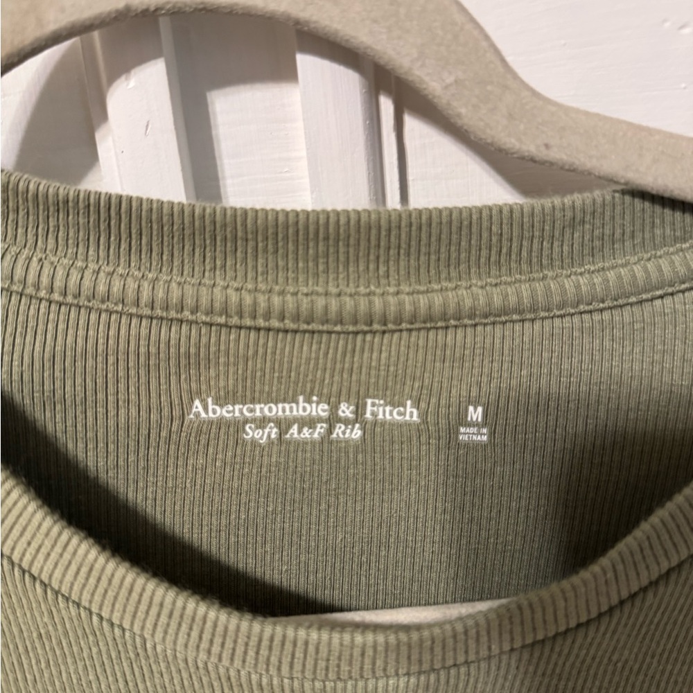 Abercrombie & Fitch Green Fitted Tee - Picture 3 of 3